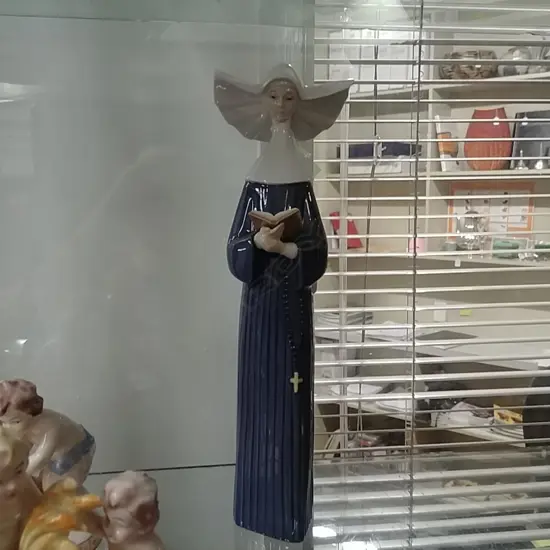 LLADRO NUN