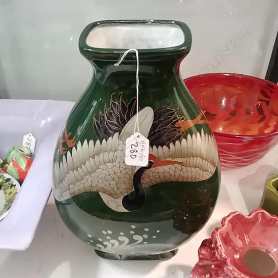 LARGE ORIENTAL VASE WITH BIRD DECORATION