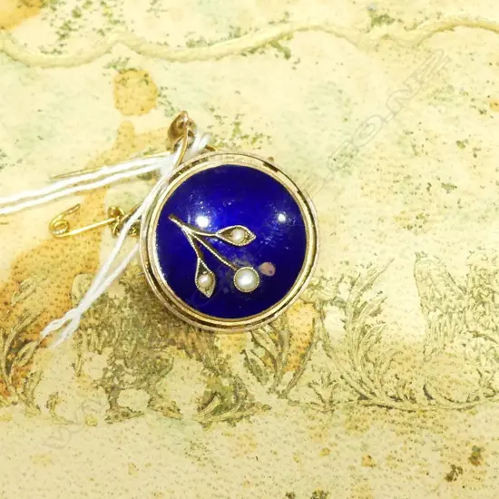 9CT GOLD, ENAMEL AND PEARL BROOCH (4gm)