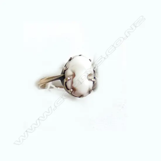 9CT GOLD CAMEO RING