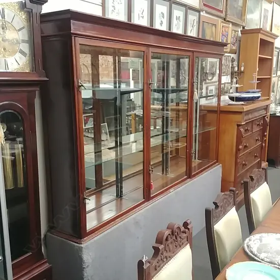 LONG SHOP DISPLAY CABINET