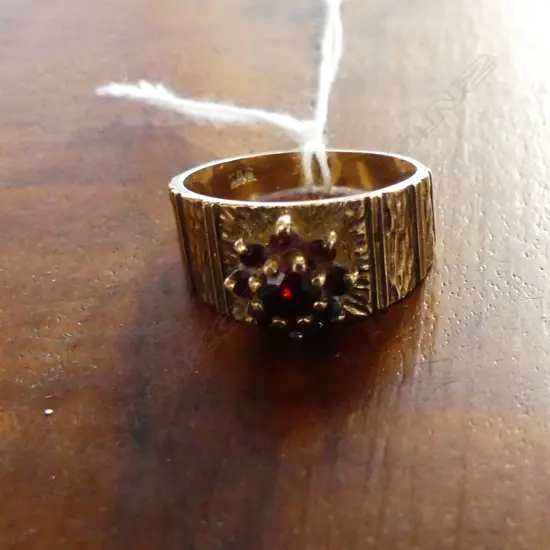 9CT GOLD AND GARNET RING
