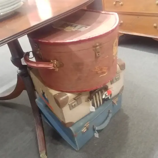 2 VINTAGE SUITCASES & HAT BOX