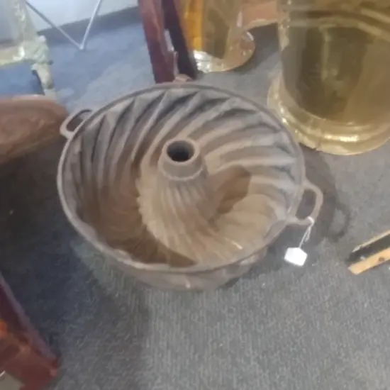 LARGE CAST IRON BAKING MOULD