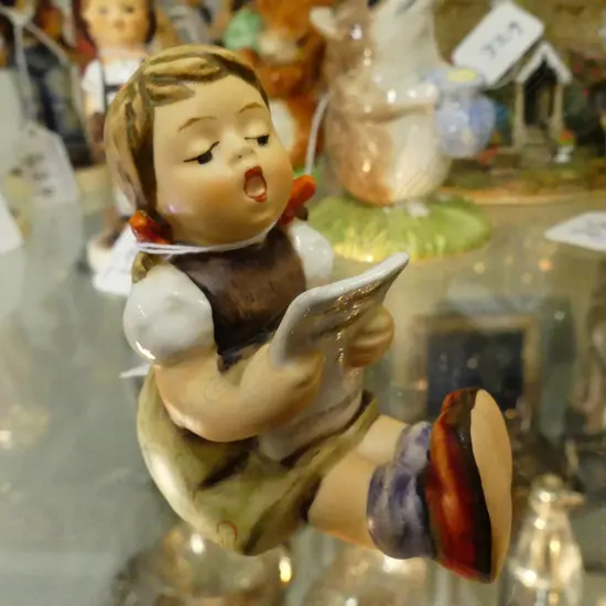 HUMMEL FIG - GIRL W/ SHEET MUSIC 