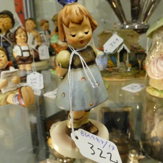 HUMMEL FIG - 2 HANDS 1 TREAT