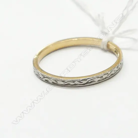 18CT YELLOW AND WHITE GOLD BAND 1.66gm