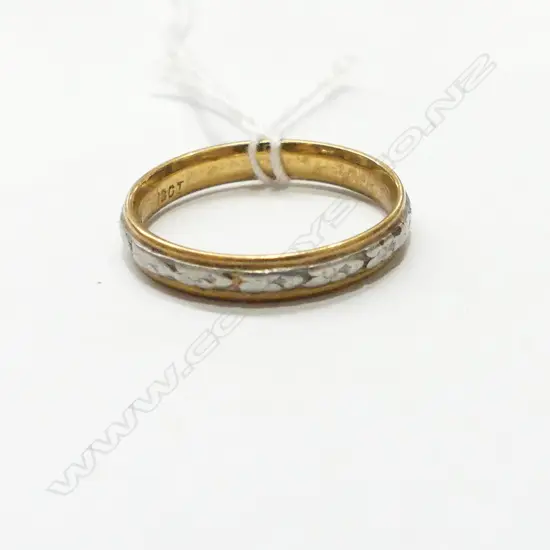 18CT YELLOW AND WHITE GOLD BAND 3.04gm