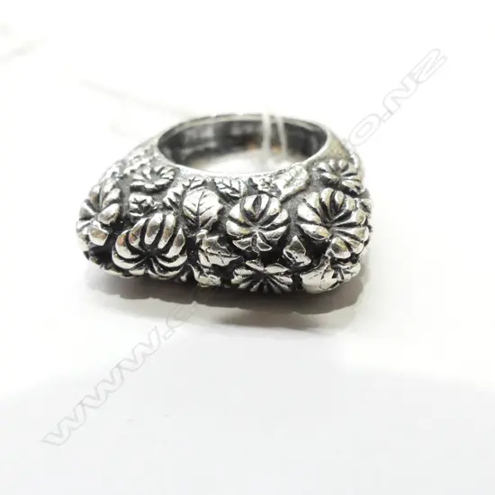 SILVER FLORAL EMBOSSED RING