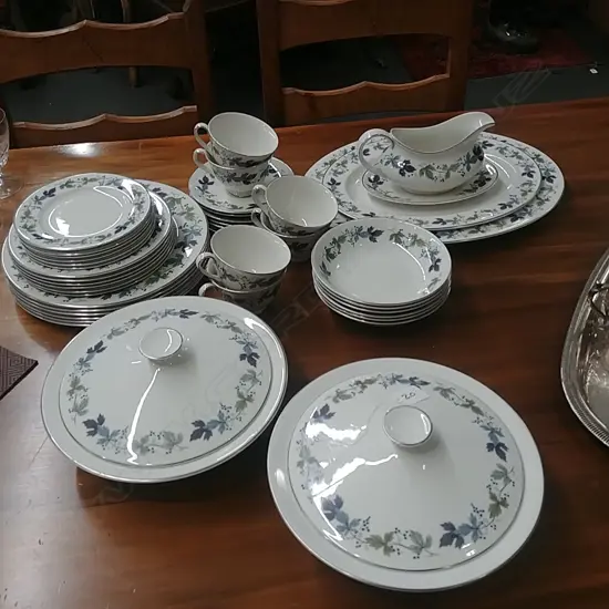ROYAL DOULTON 44PC DINNER SERVICE