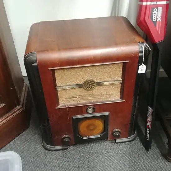 VINTAGE UPRIGHT PHILLIPS TABLE RADIO