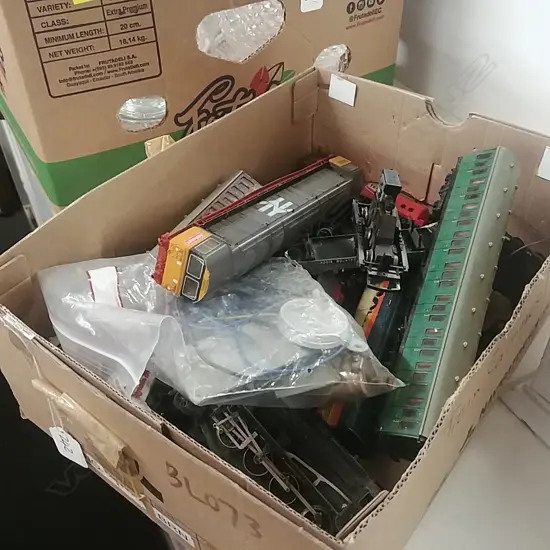 ASST LOT HORNBY LOCOS/CARRIAGES ETC