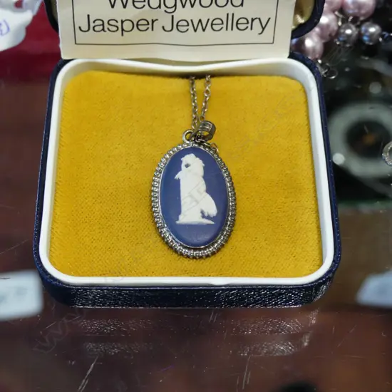 W/WOOD CHAIN + PENDANT BOXED