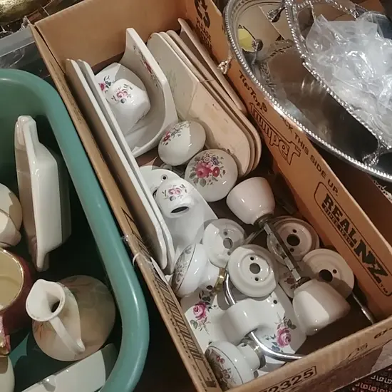 ASST C/LYNN DOOR PLATES/KNOBS +BATHROOM ITEMS