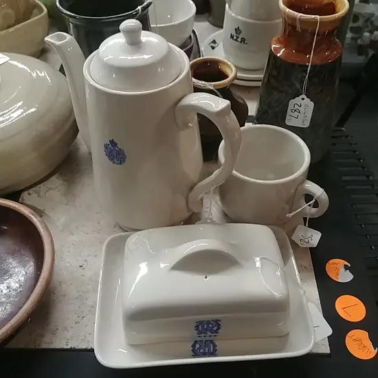 C/LYNN R N Z N MUG + BUTTER DISH +COFFEE POT