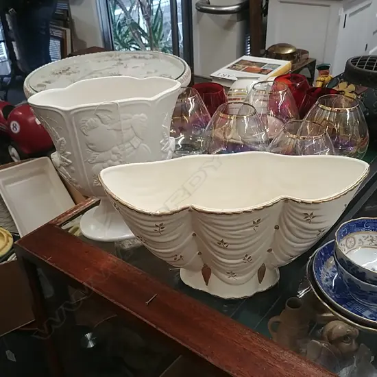 C/LYNN VASES FRUIT +GOLD LEAVES