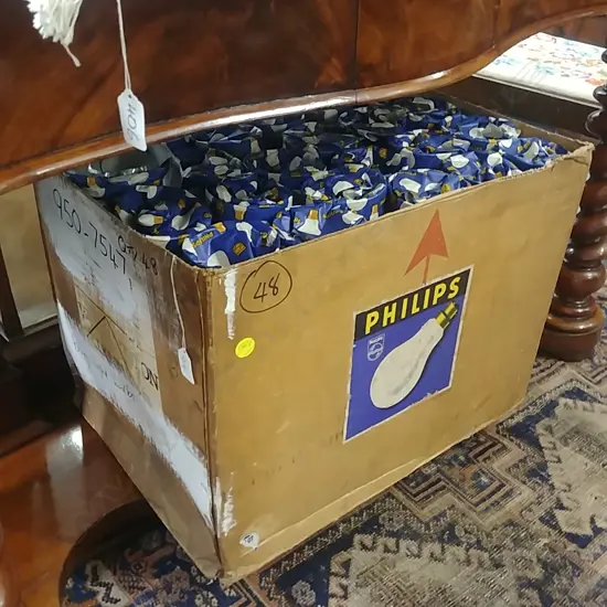 BOX OF LARGE ROUND LIGHT BULBS 