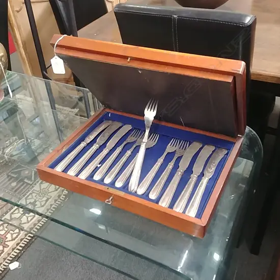 CASED EDWARDIAN FISH KNIFE SET