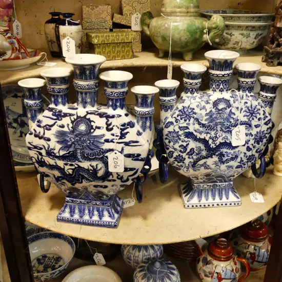 CHINESE B&W TULIP VASE 5 TRUMPET