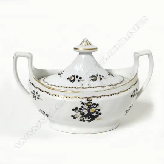 An 18thC English porcelain lidded sugar box