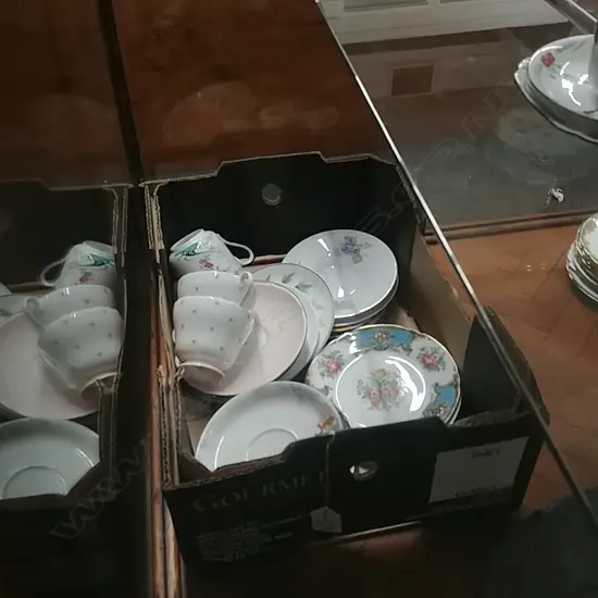SMALL BOX SHELLY SAUCERS & 3 CUPS