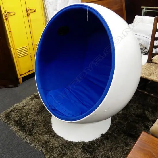 REPRO RETRO WHITE BALL CHAIR BY EERO AARNIO