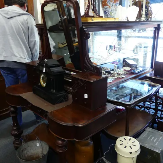VICTORIAN MAHOGANY DRESSING TABLE