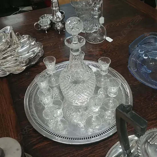 DECANTER & GLASSES ON EP TRAY