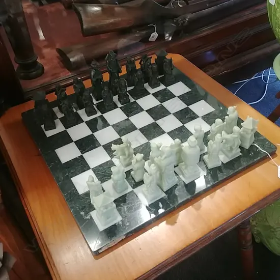 GREEN/WHITE CHESS SET