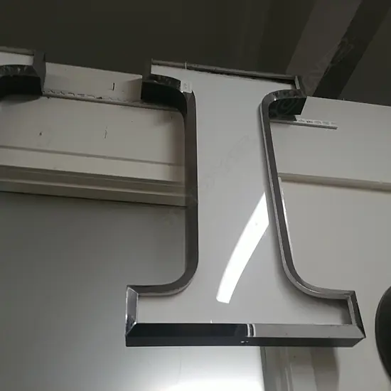 LARGE ENGLISH ADVERTING LETTER 'I'