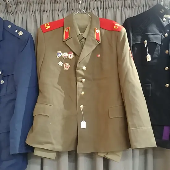 RUSSIAN ARMY UNIFORM & BADGES