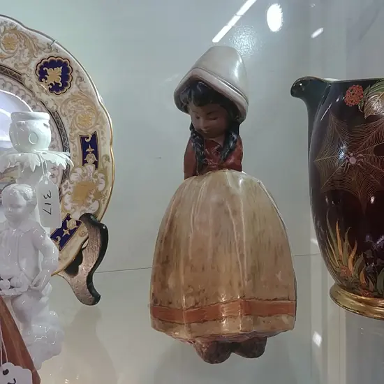 LLADRO GIRL FIGURINE