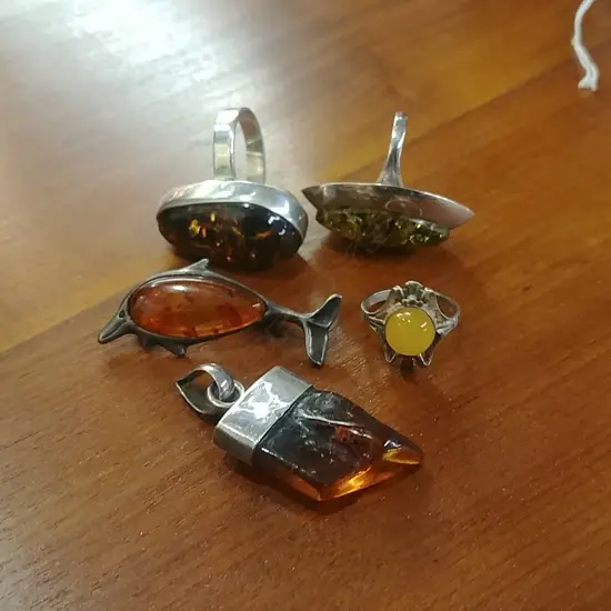 5 ART NOUVEAU AMBER & SILVER PCES RINGS..