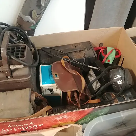BOX PROJECTOR & VINTAGE CAMERAS