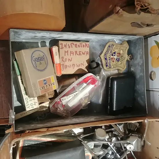TIN OF COLLECTABLES & BADGES