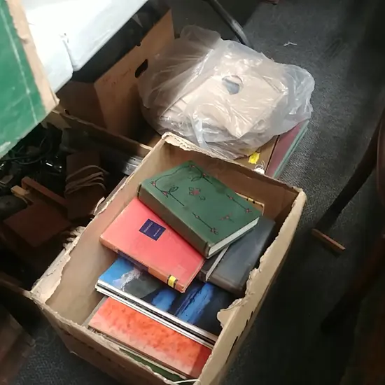 BOX BOOKS & PILE 78S