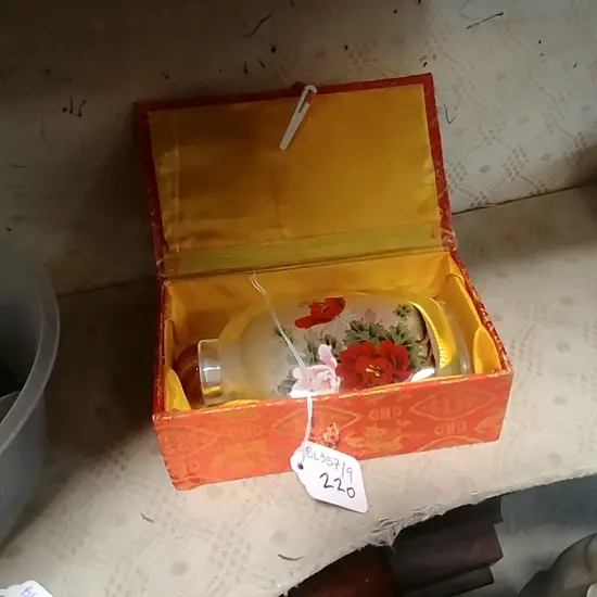 CHINESE SNUFF BOTTLE BOXED