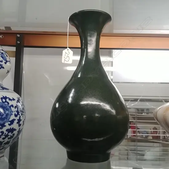CHINESE GREEN SPARKLE PEAR SHAPED VASE