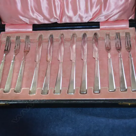 SET OF 6 EP FRUIT KNIVES AND FORKS