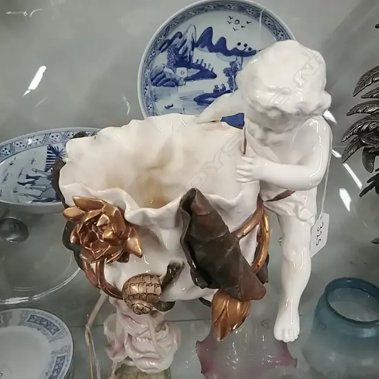 VICT CHERUB VASE
