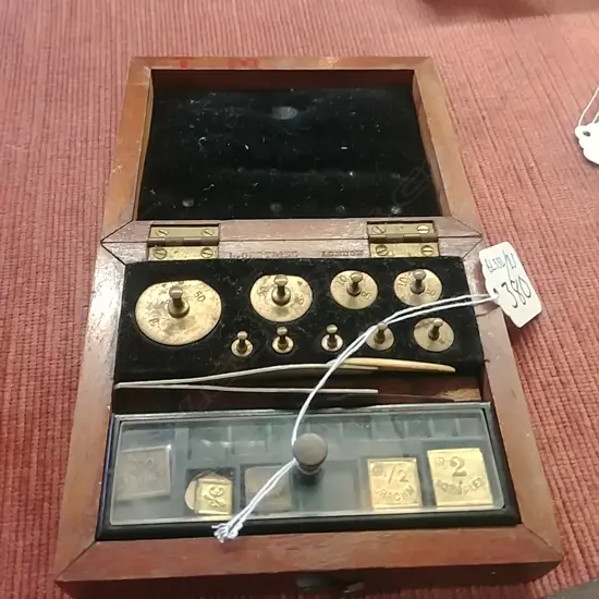 (16752) BOXED SET OF APOTHECARY WEIGHTS