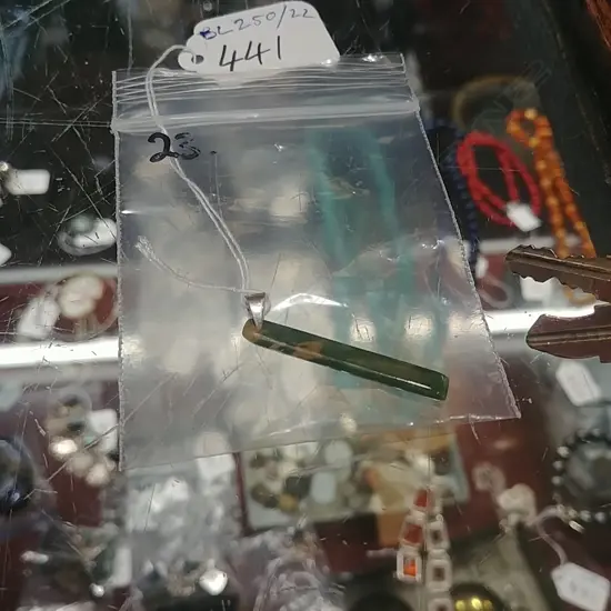 9CT GOLD AND GREENSTONE PENDANT