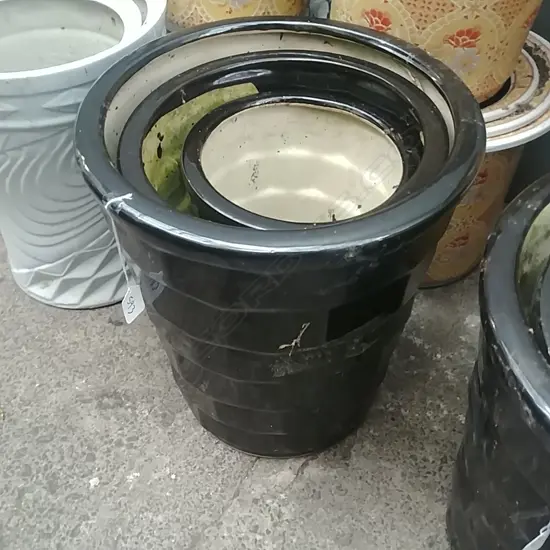 3 GRADUATED BLACK PLANT POTS