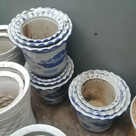 3 SETS OF 3 GRADUATED B&W PLANT POTS (9)