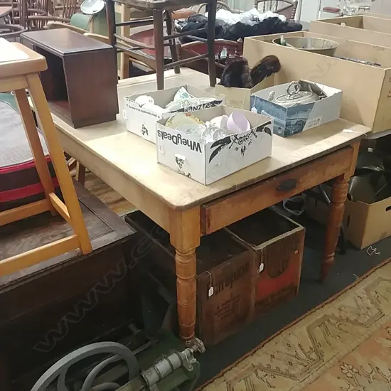 SCRUB TOP COLONIAL KITCHEN TABLE