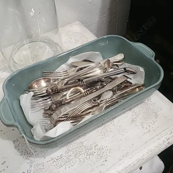 DENBY DISH +ASST CUTLERY