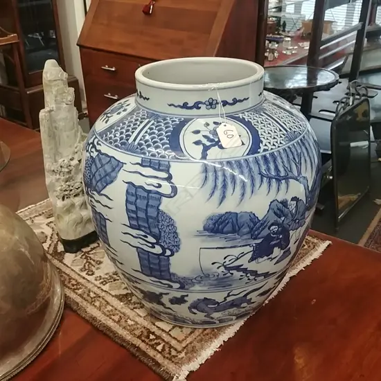LARGE B&W CHINESE VASE