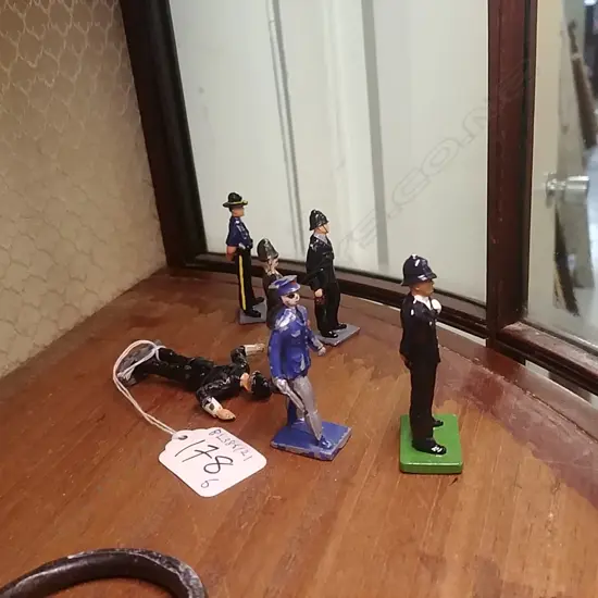 SET 6 LEAD POLICEMEN - W.BRITAIN ETC