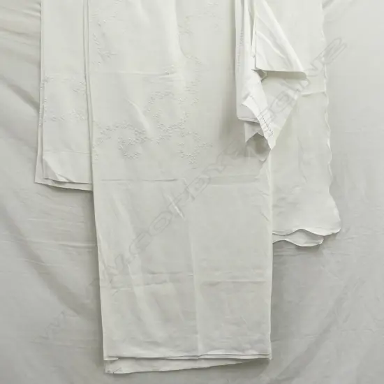 LARGE TABLE CLOTH/ 2 SMALLER EMB. LINEN