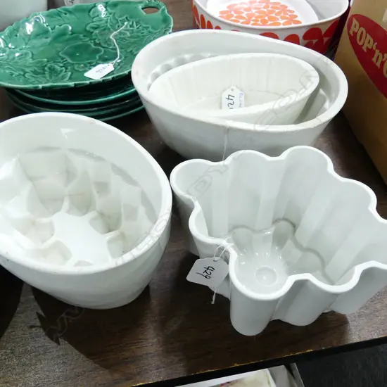 1 SHELLY JELLY MOULD ;& 3 OTHERS